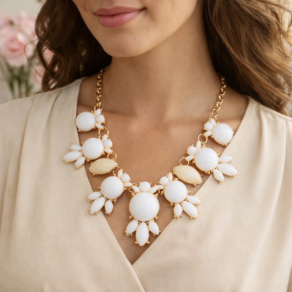 Statement‎ Necklace White Floral Bib Gold Tone Chunky Flower Cluster 16-18 Inch